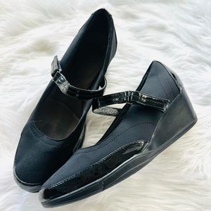 Clarks Mary Jane Velcro Adjustable Strap Black Size 8.5